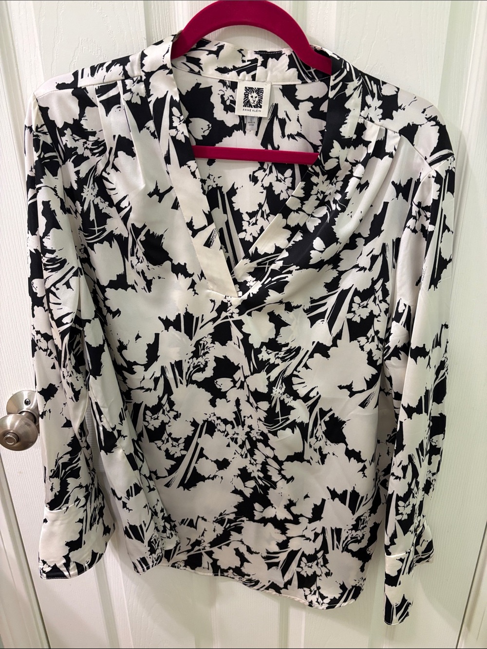 Anne Klein Black and White Floral V-Neck Blouse